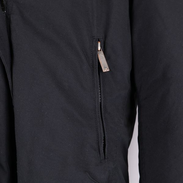 Närbild på bröstficka med dragkedja på jackan