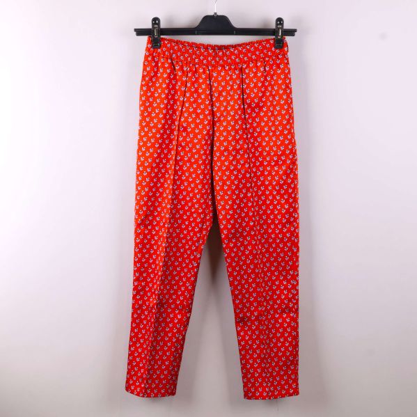 Blommiga byxor framifrån