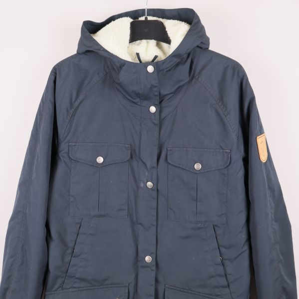 Närbild på övre delen av mörkblå parkas