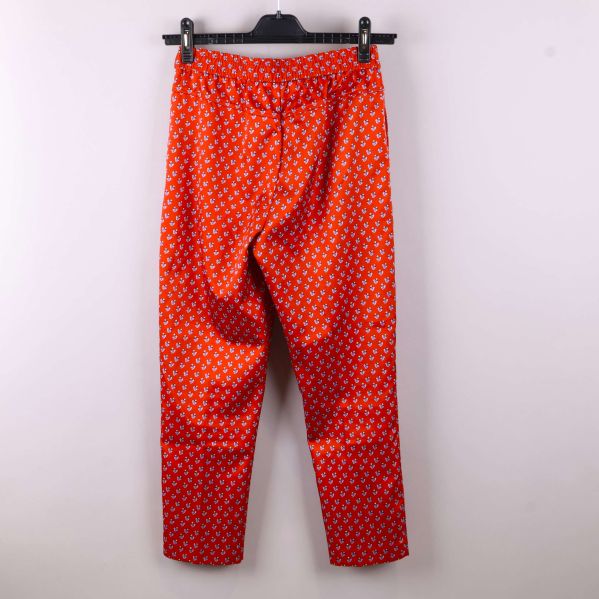 Blommiga byxor bakifrån