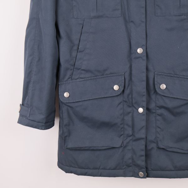 Närbild på fickor och nederdel av jacka