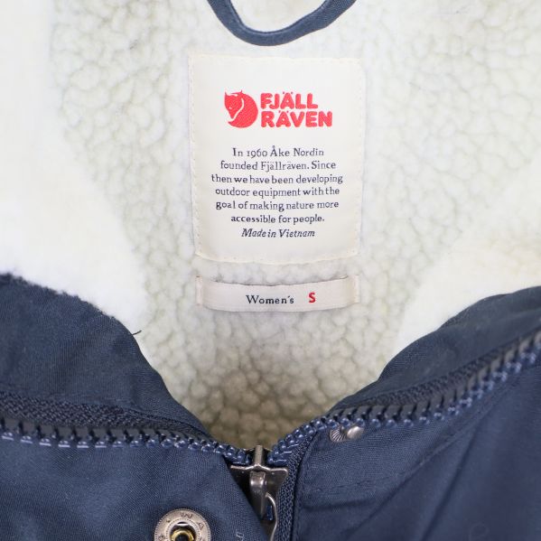 Fjällräven etikett och vit teddyfoder i jacka