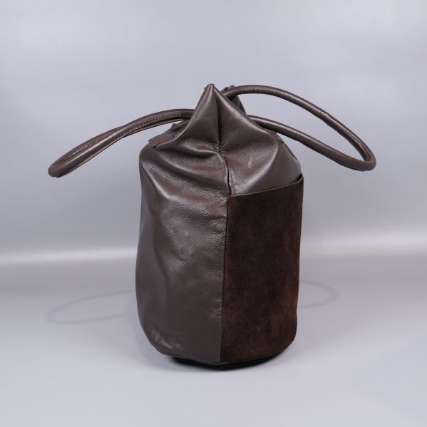 Baksidan av brun bucketväska med strukturdetaljer