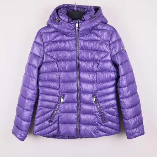Lila quiltad pufferjacka med huva och dragkedja framtill