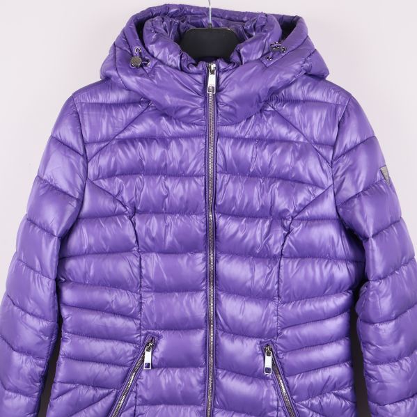 Närbild på dragkedjor och fickor på jackans framsida