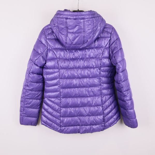 Baksidan av lila quiltad pufferjacka med huva