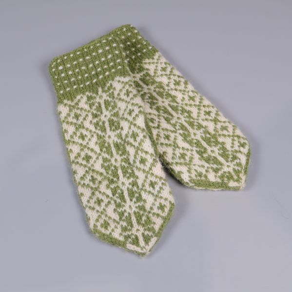 Par gröna och vita tumvantar i närbild