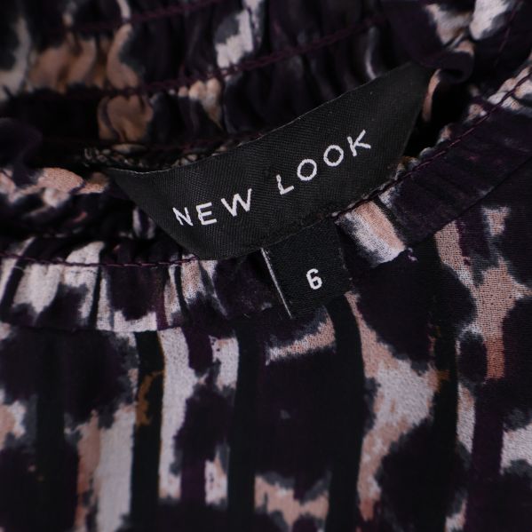 Närbild på etikett med New Look-logga i klänning