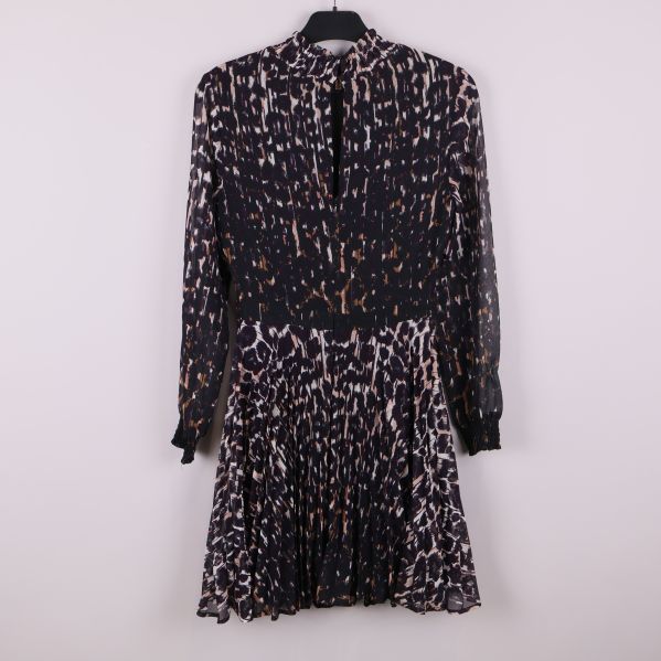 Klänning med animalmönster och öppning i nacken