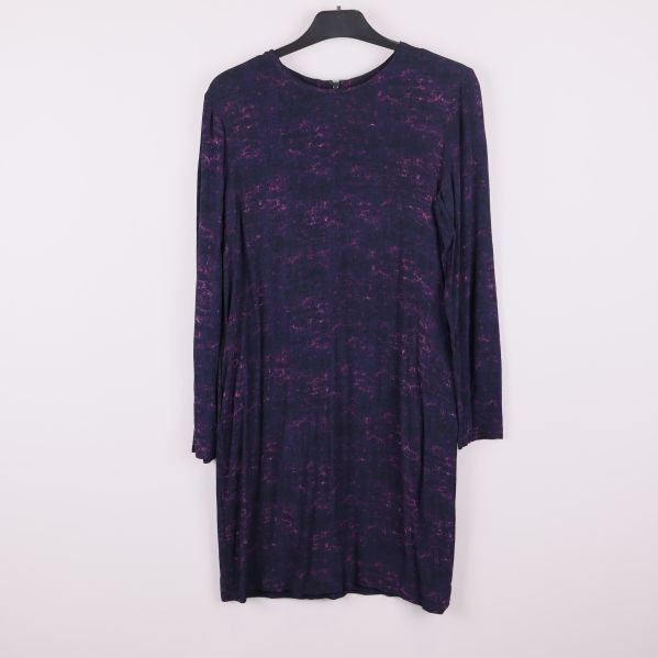 Mönstrad klänning i lila och svart hängande framifrån