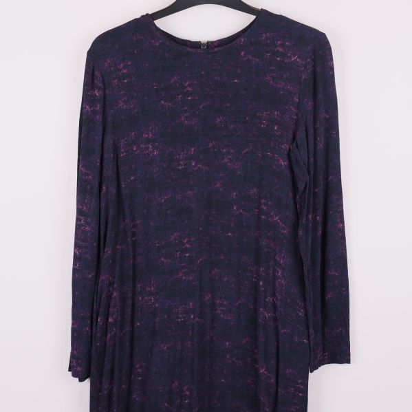 Övre del av klänningen med mönster och lång ärm