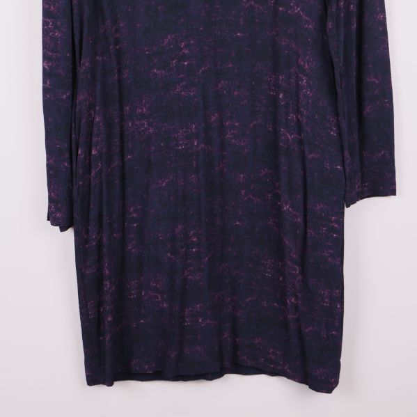 Nederdel av klänningen med rödlila mönster