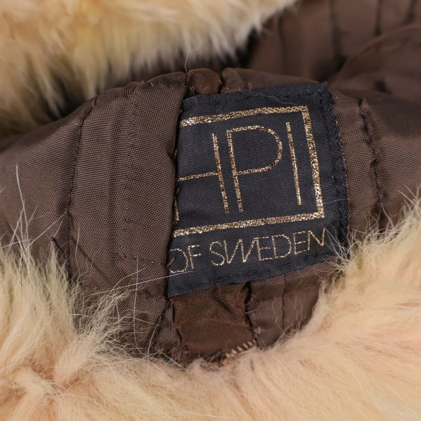 Insida av mössa med mörkbrun etikett HPI of Sweden