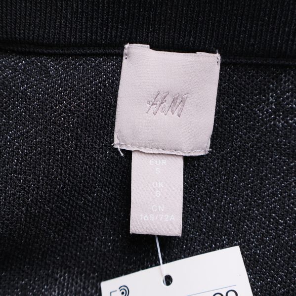 H&M-logotyp och storlekslapp inuti kjolen