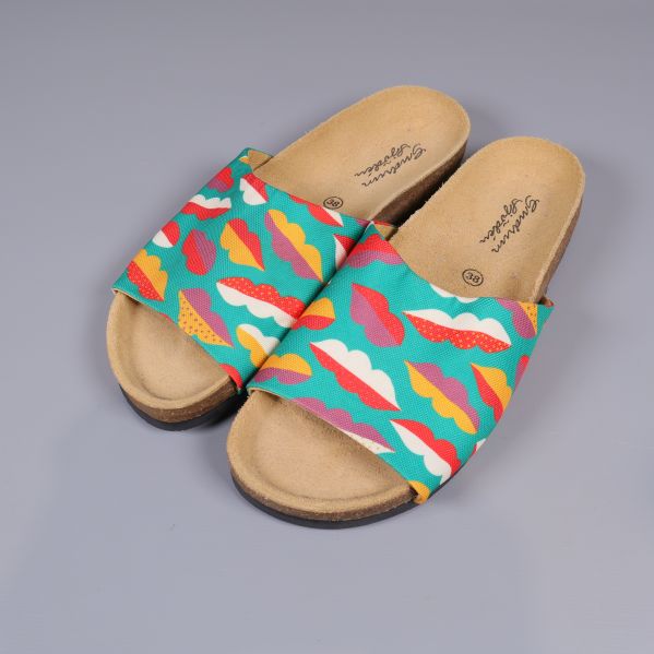 Slip-in sandaler med flerfärgat läppmönster uppifrån