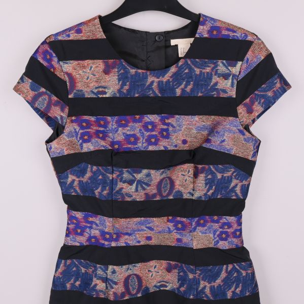 Övre delen av klänningen med detaljerat mönster och svart kant