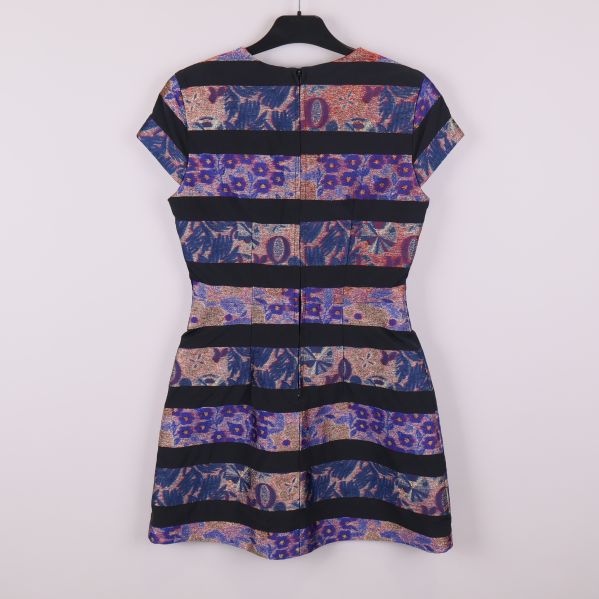 Kortärmad klänning med flerfärgat mönster bakifrån