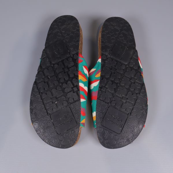 Sandalers svarta undersida med mönster