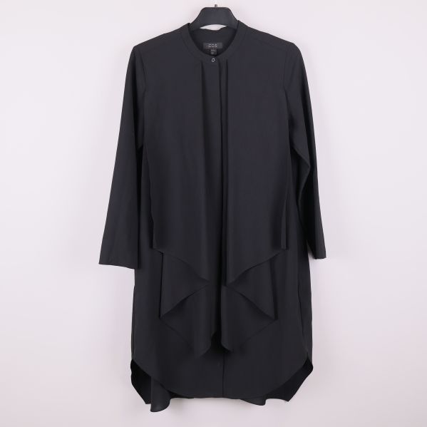 Svart lång klänning med asymmetrisk framkant