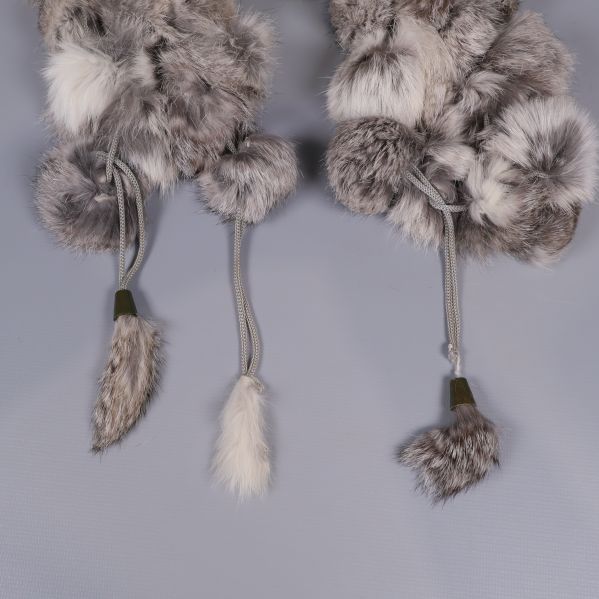 Sjalens bollar med tofsar och snören syns i detalj