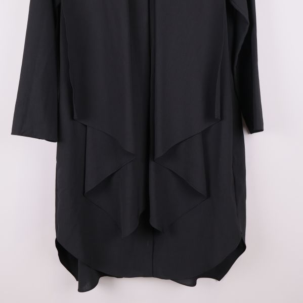 Detalj av asymmetrisk nederkant på framsida