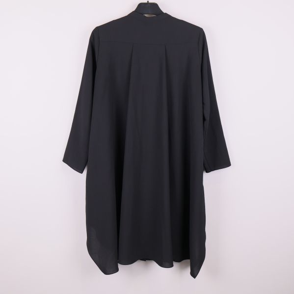 Baksidan av svart lång kappa med avslappnad passform