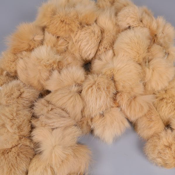 Närbild på pälskragen med täta boll-detaljer