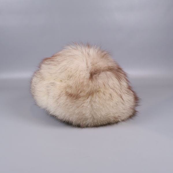 Pälsmössa sedd från sidan med brun skiftning