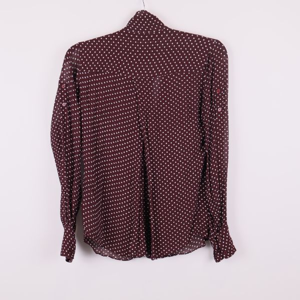 Baksidan av vinröd blus med vita stjärnor