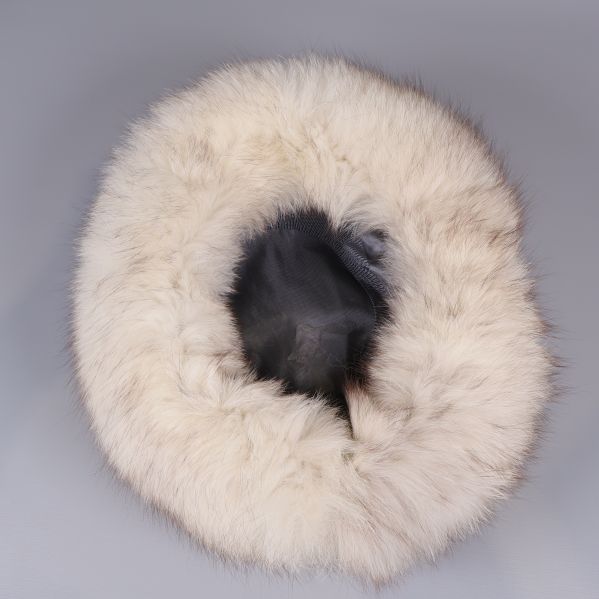 Pälsmössa inifrån, svart foder visas