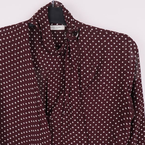 Detaljbild på krage och knytband i stjärnmönster