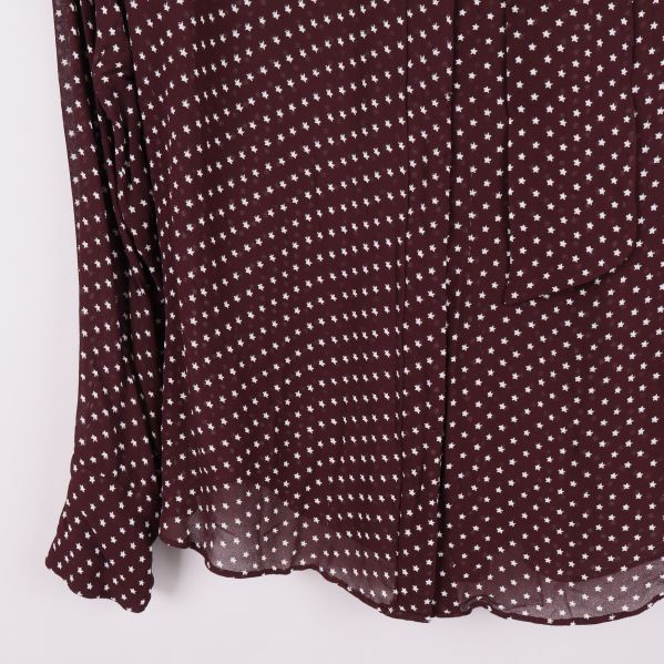 Nederdel av blusen med stjärnmönster och mjuk fåll