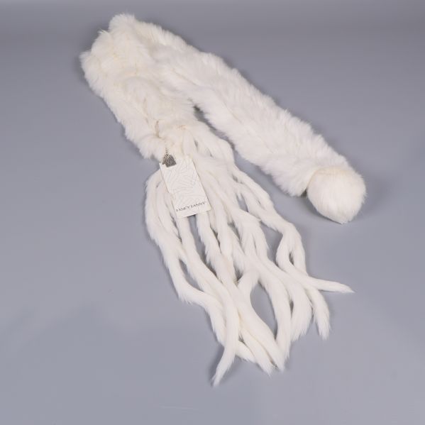 Vit scarf med långa, smala tofsar utsträckta