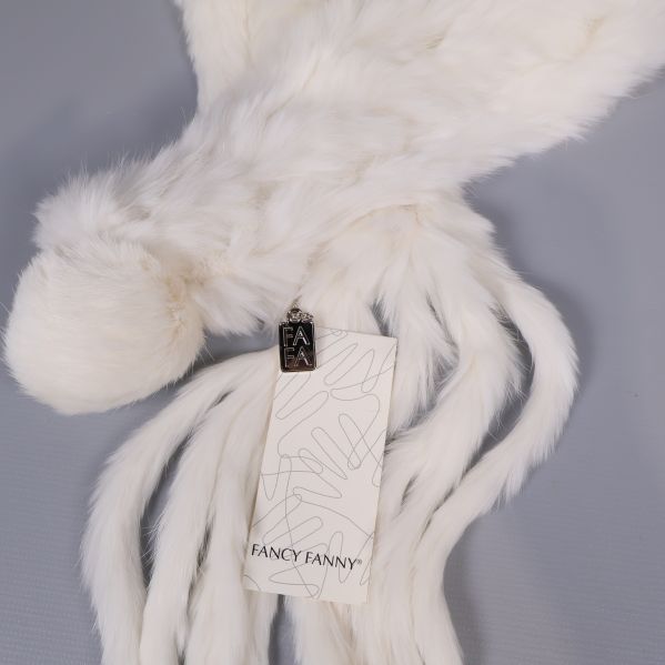 Närbild på vit scarf och etikett Fancy Fanny