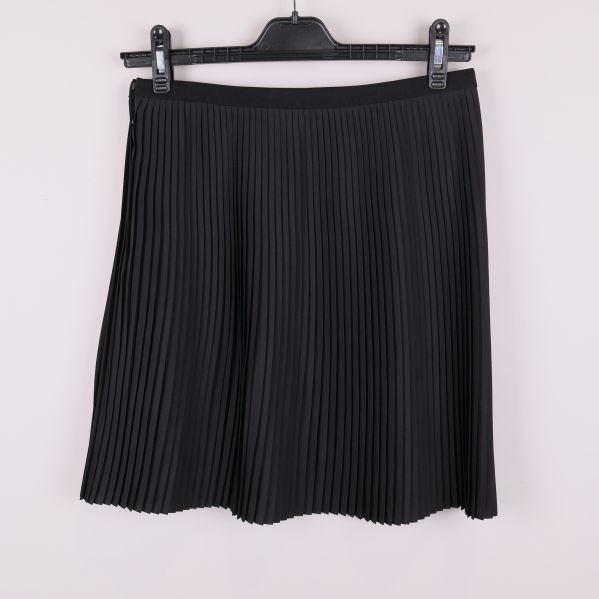 Baksidan på svart plisserad kjol