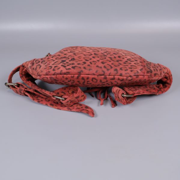 Plattittad leopardmönstrad midjeväska liggande på sidan