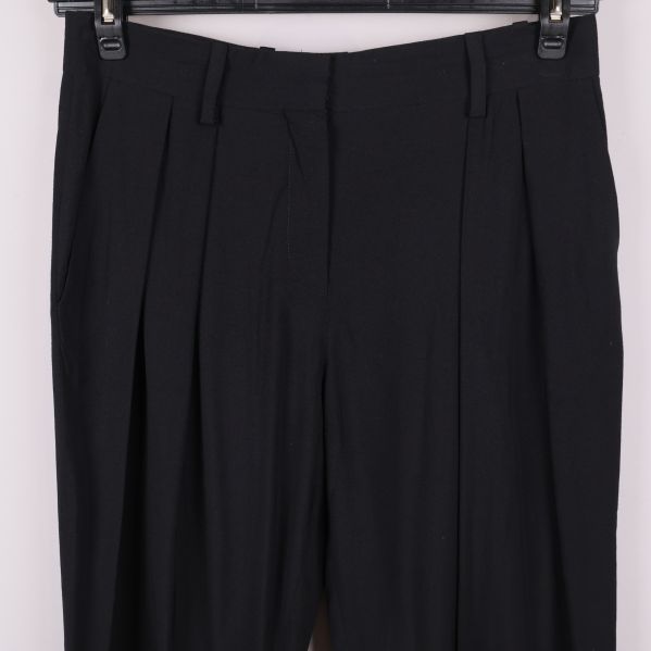 Närbild på byxans pressveck och midja fram