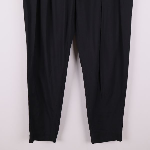 Byxben på svarta kostymbyxor i rak modell