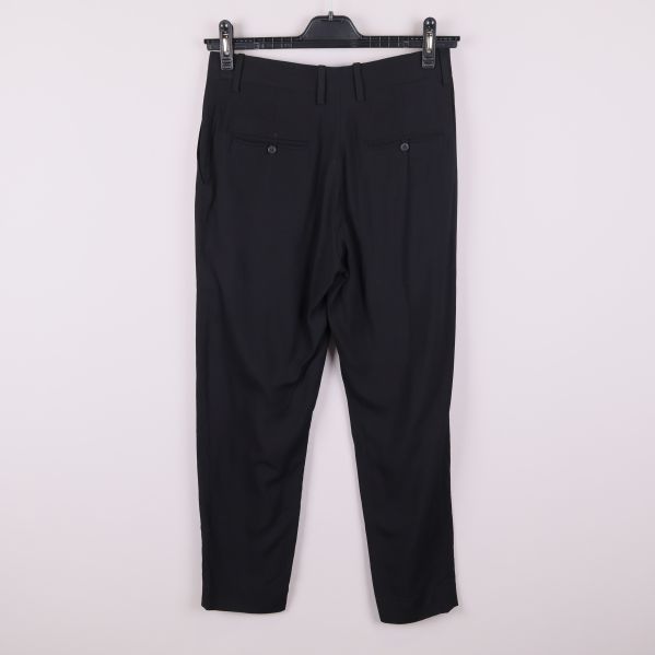 Svarta kostymbyxor bak med knäppning och fickor