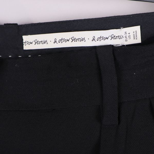 Midjeband och etikett från & Other Stories på svarta byxor