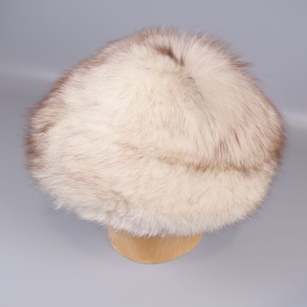 Pälsmössa på träställning, naturvit med bruna inslag