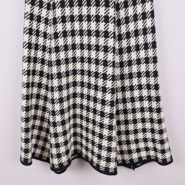 Nederkant på kjol med fiskbensmönster och vågig finish