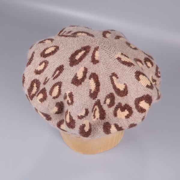 Stickad basker i beige med brunt leopardmönster