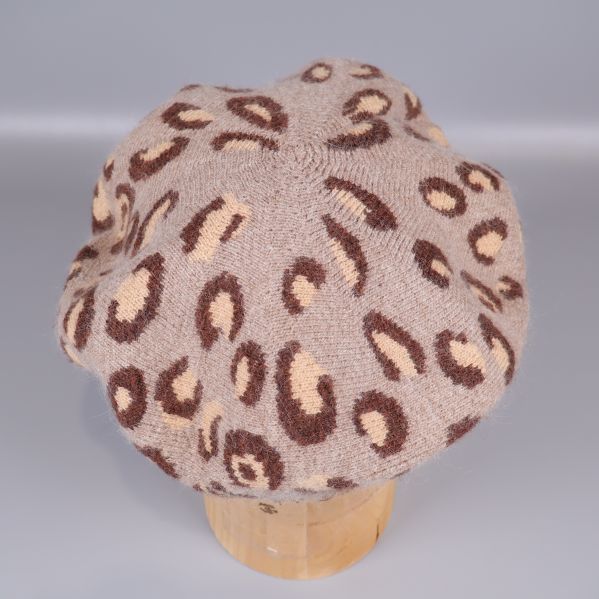 Närbild på basker med brunt och beige leopardmönster