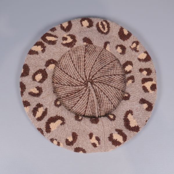 Basker sedd ovanifrån med leopardmönster