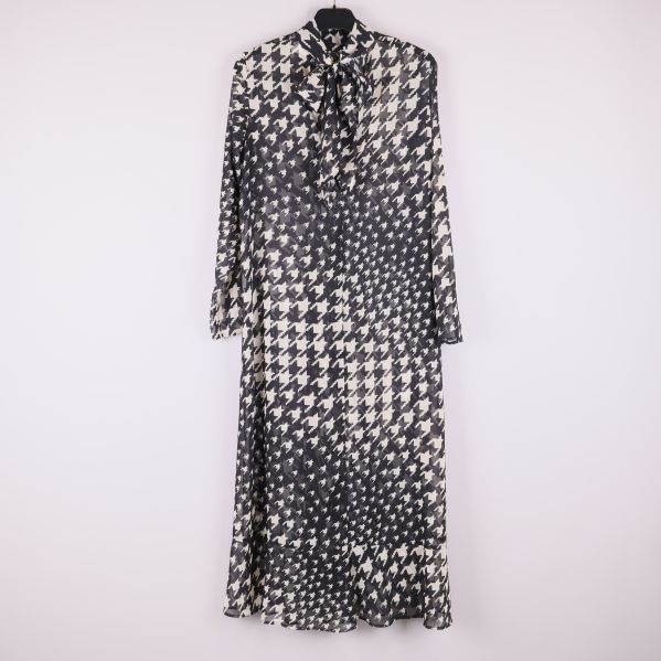 Lång svartvit klänning med hundtandsmönster framifrån