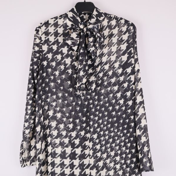 Överkroppen på klänning med knut i halsen