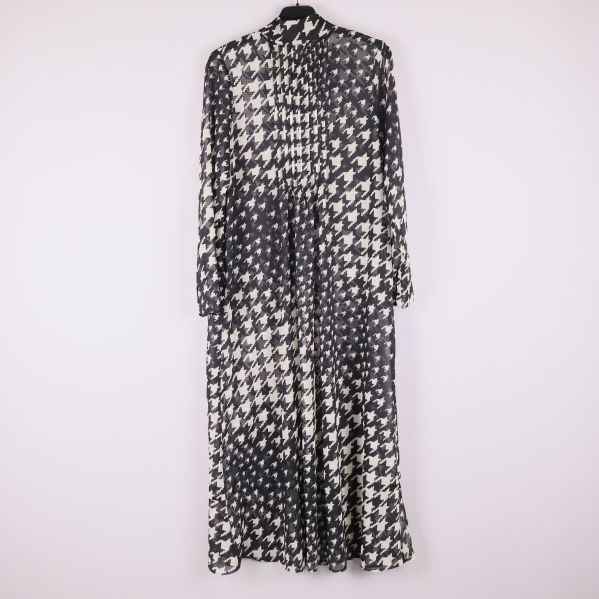 Baksidan av svartvit hundtandsmönstrad klänning