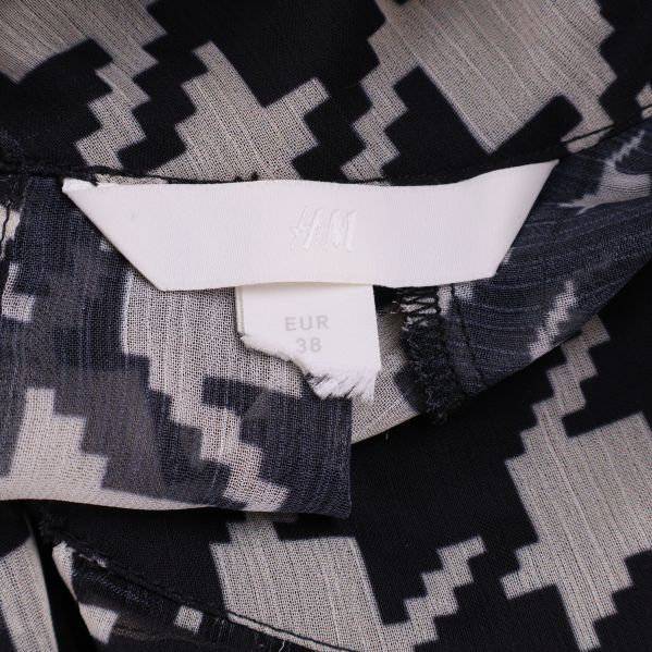 Närbild på H&M storleksetikett i nacken