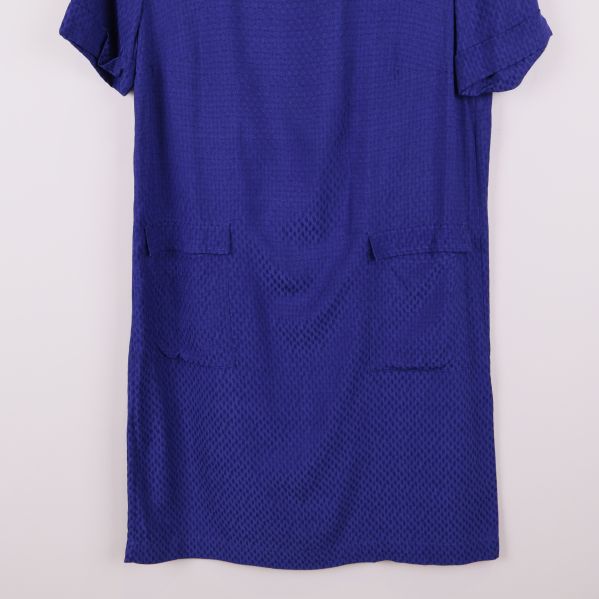 Nedre del av klänningens framfickor i fokus